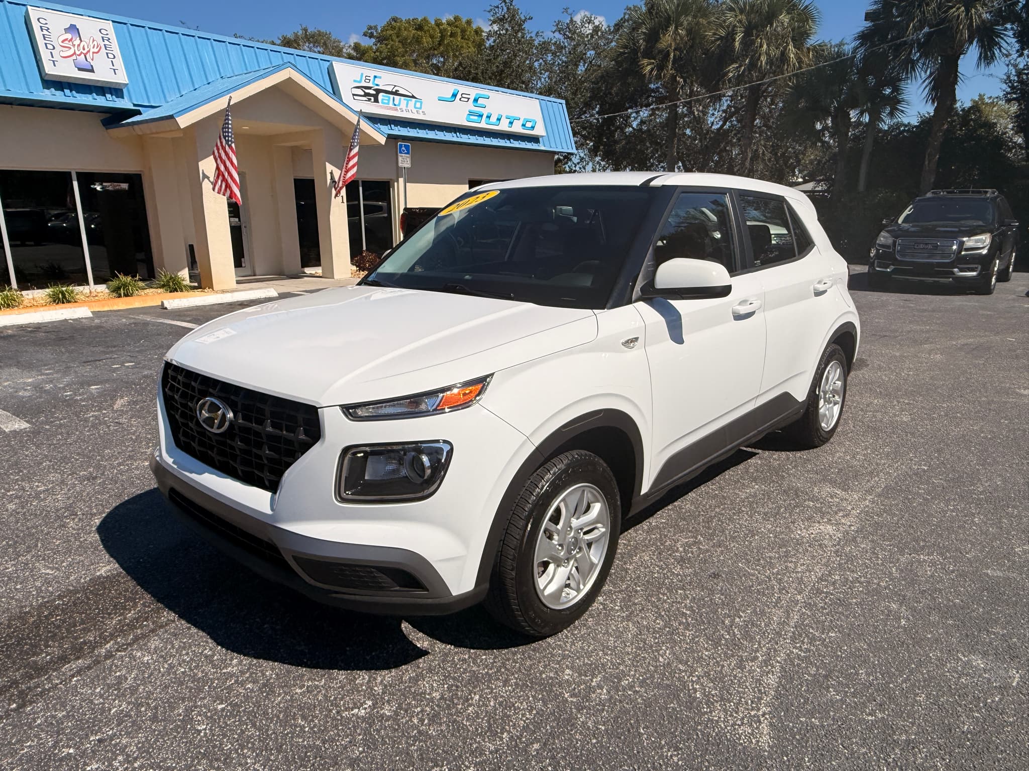White 2023 Hyundai Venue SE for sale in Naples, FL (1/17)